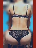 Laura
  Örkény
  31 éves